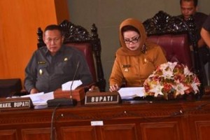Bupati dan Wakil Bupati saat paripurna pengesahan 3 raperda.